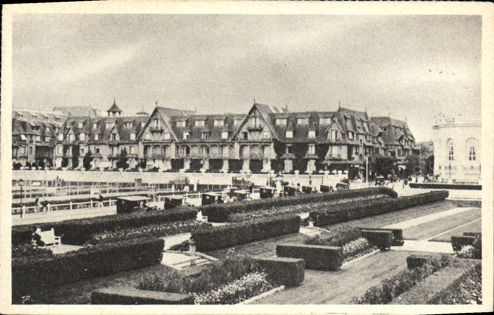 Deauville — Vue des bâtiments et du jardin — Le Normandy Hôtel, édition A 18