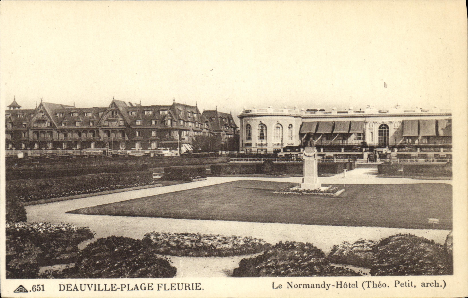 Deauville-Plage Fleurie — Le Normandy-Hôtel (Théo. Petit, arch.)