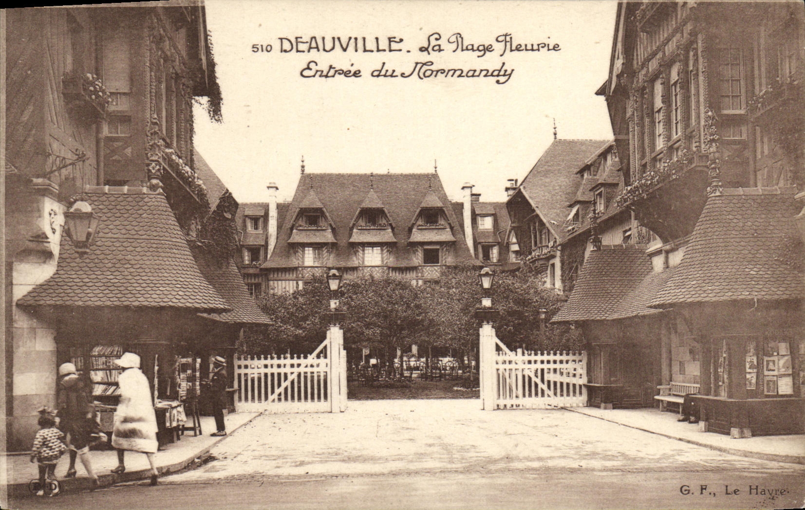 Deauville. Die Blühende Strandpromenade — Eingang zum Normandy — G.F., Le Havre