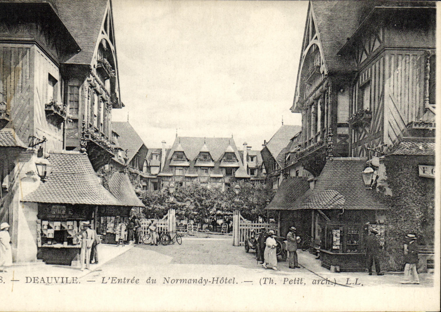 Deauville — L'Entrée du Normandy-Hôtel — (Th. Petit, arch.) L.L.