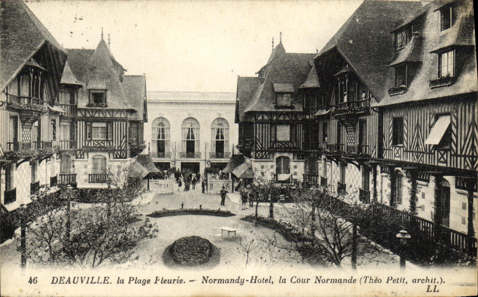 Deauville, die Blühende Strände — Normandy-Hotel, der normannische Hof (Théo Petit, Architekt)