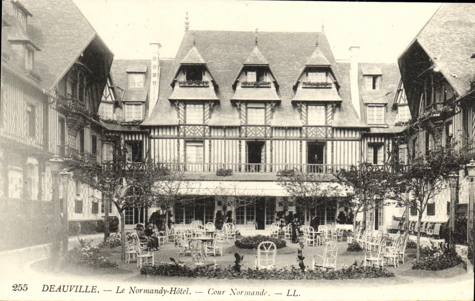 Deauville — Le Normandy-Hôtel — Cour Normande — LL. — n° 255