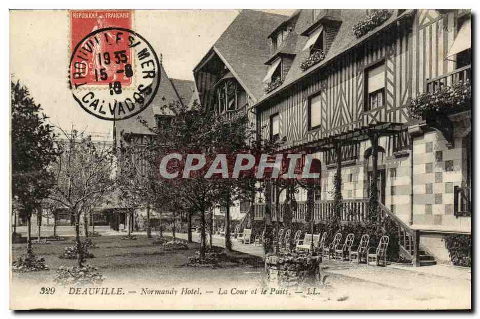 CPA Deauville Le Normandy Hotel La Cour et le Puits