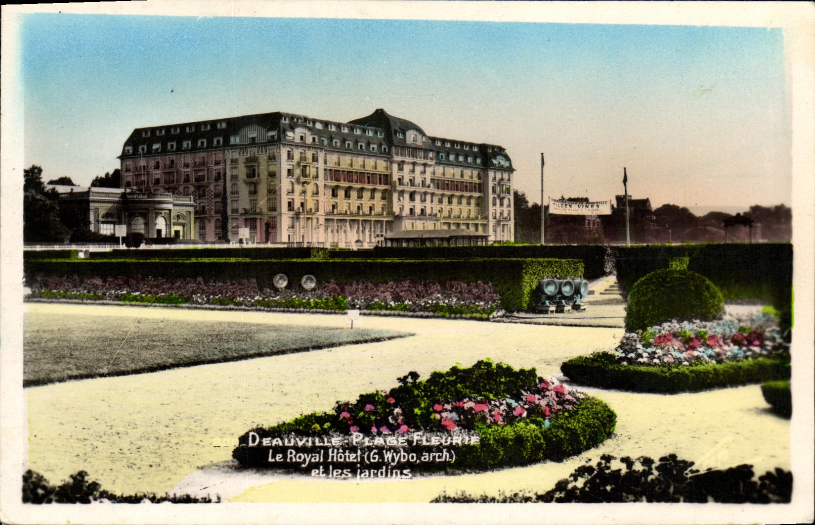 Deauville - Place Fleurie — Le Royal Hôtel et les jardins — G. Wybo, arch.