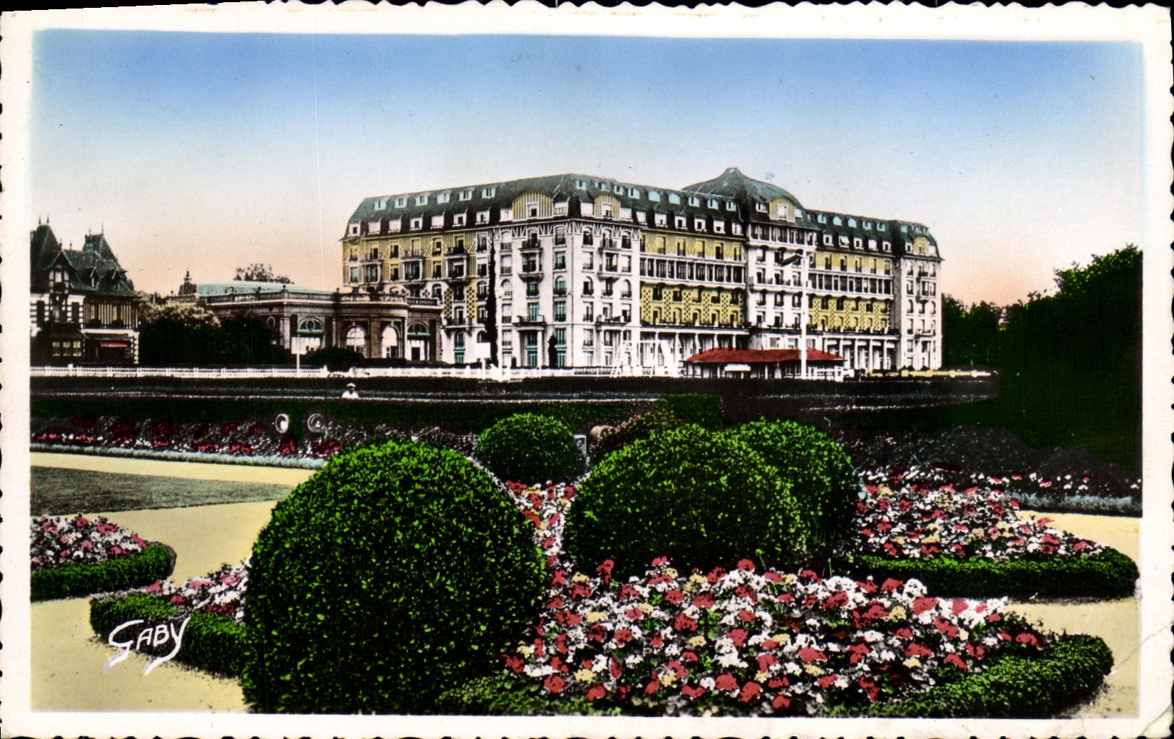 CPM Deauville La Plage Fleurie Le Royal Hotel et les jardins