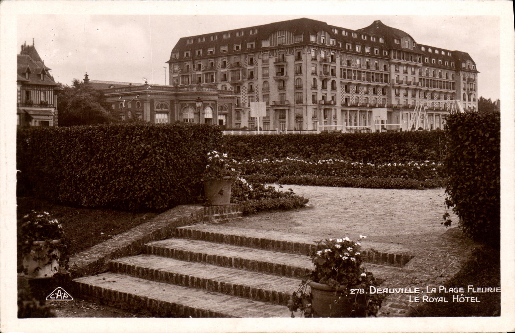 Deauville. La Plage Fleurie — Le Royal Hôtel — éditeur C.A.B. n°278