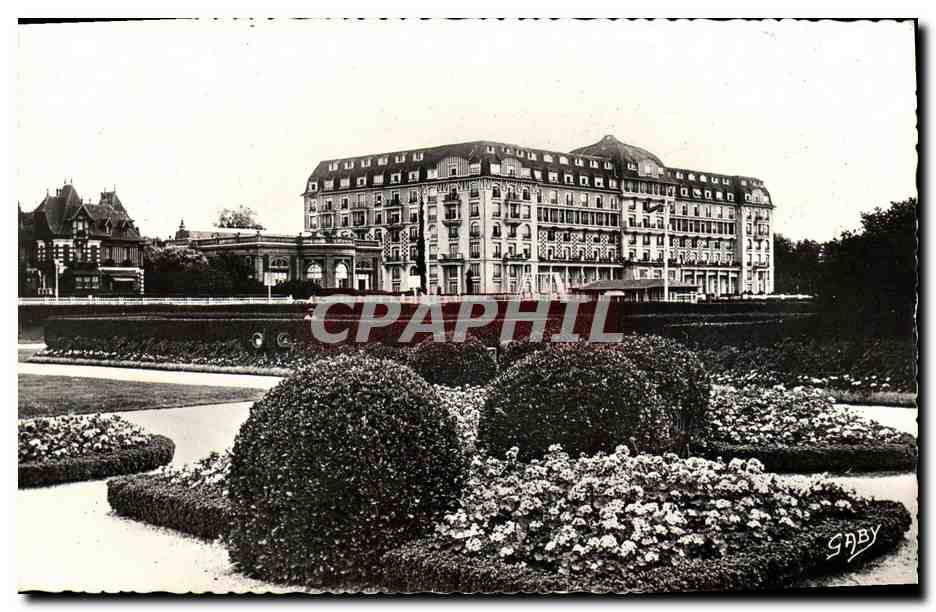 Deauville (Calvados) — Le Royal-Hôtel et les Jardins — Éditions Gaby