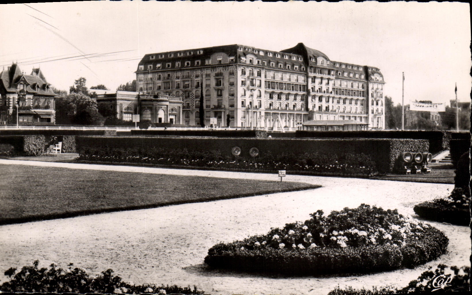 Deauville - La Plage Fleurie — Le Royal-Hôtel (G. Wybo, arch.) et les Jardins — Réal-Photo