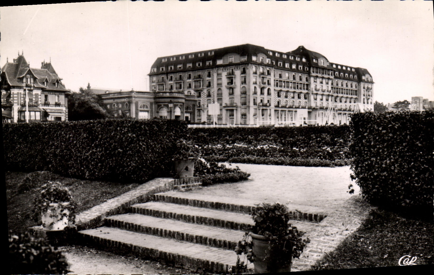 Deauville - Le Royal-Hôtel (Wybo, arch.) vu des Jardins — CPA n°278