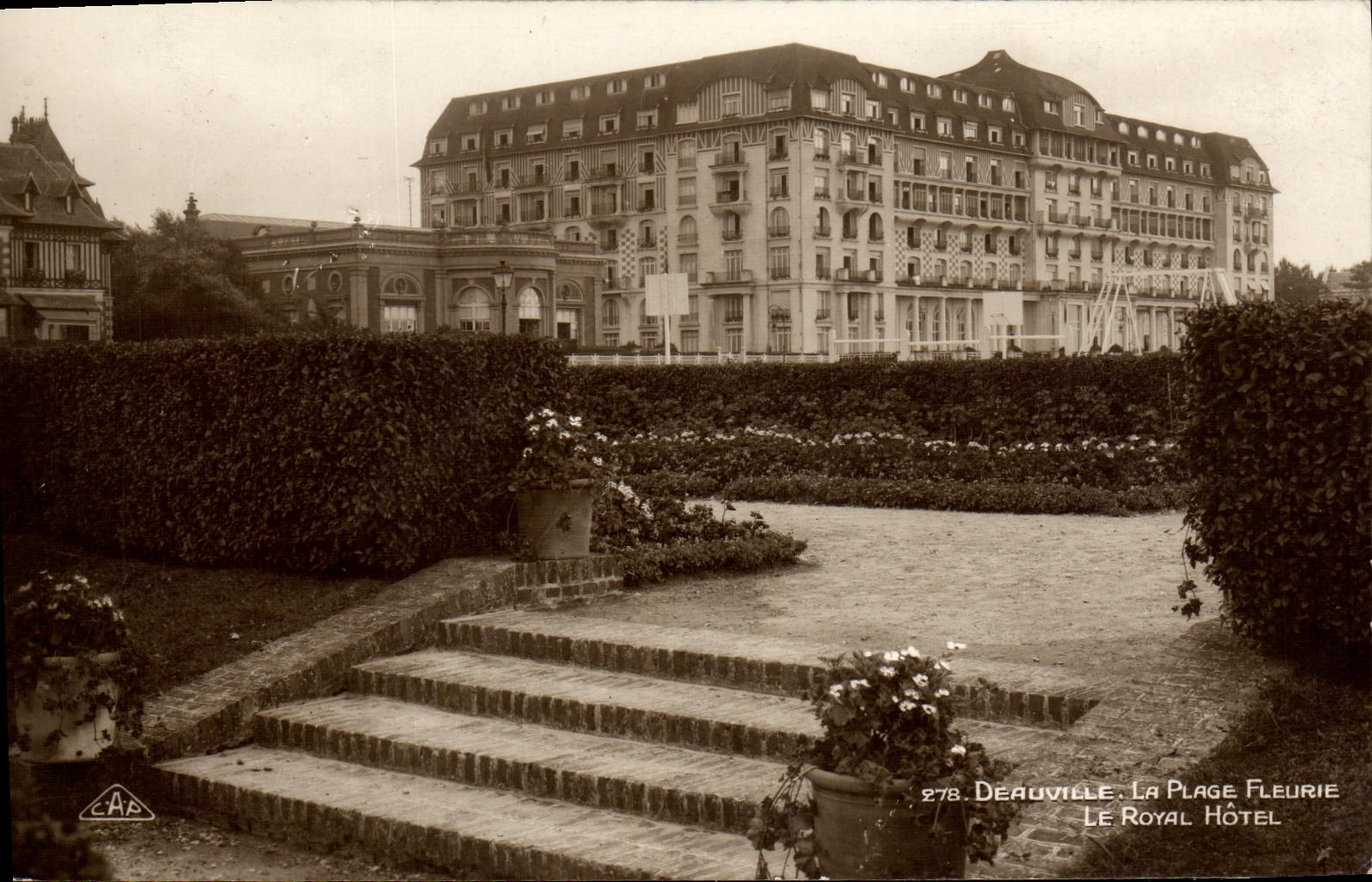 Deauville, La Plage Fleurie — Le Royal Hôtel — C.A.P. n°278