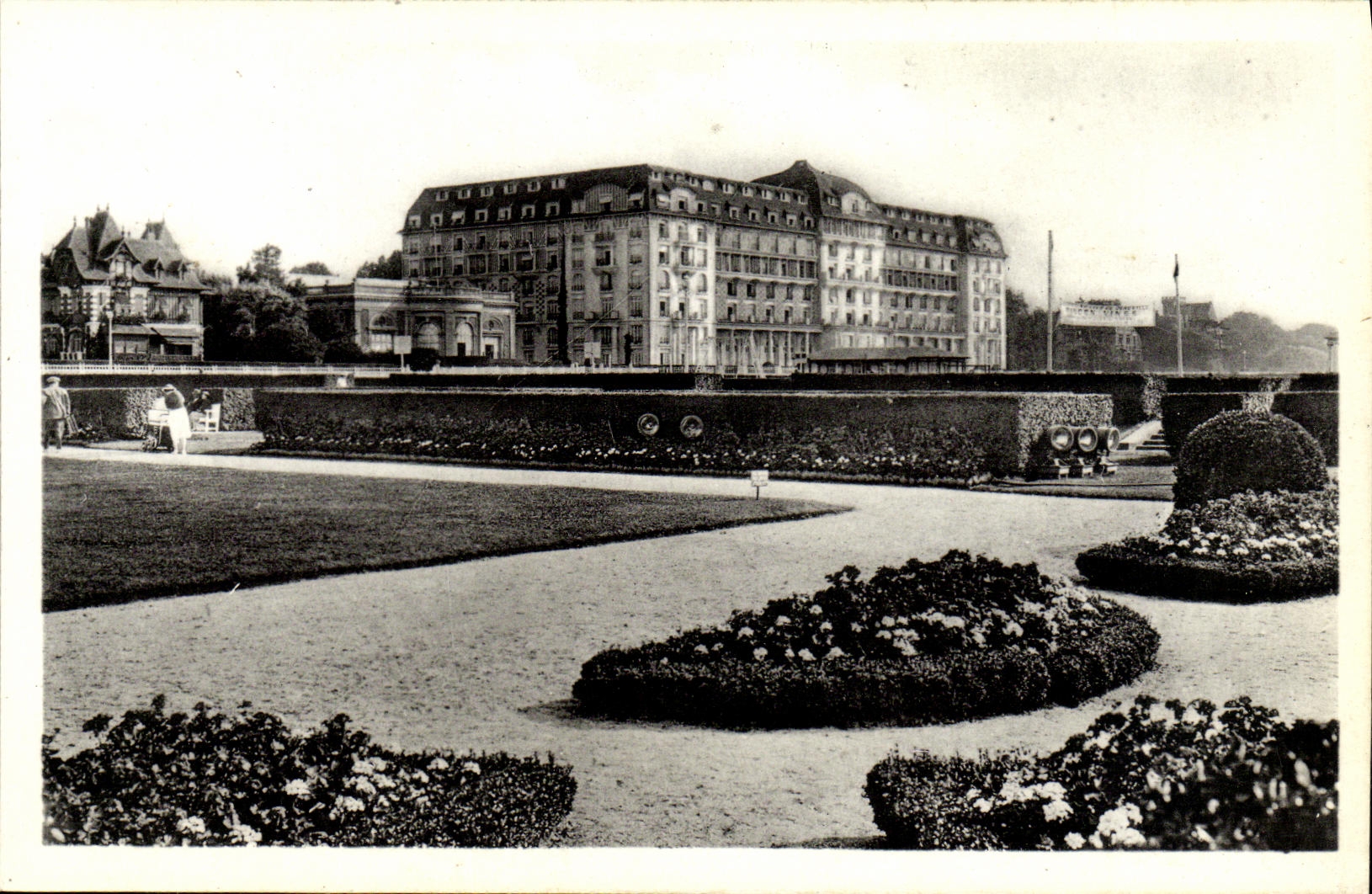 Deauville-La Plage Fleurie — Das Royal-Hotel (G. Wybo, Arch.) und die Gärten — Les Ariès Photomécaniques, Paris