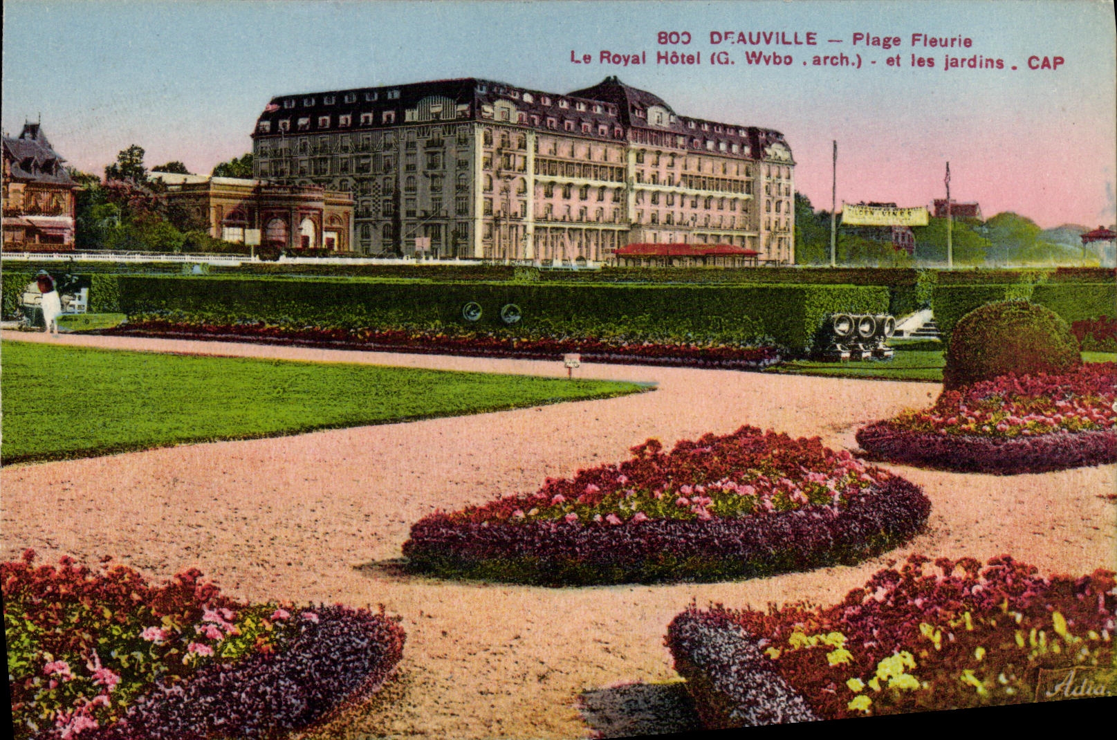 Deauville — Blühende Strand und Gärten — Das Royal Hotel (G. Wvbo, Architekt) — CAP