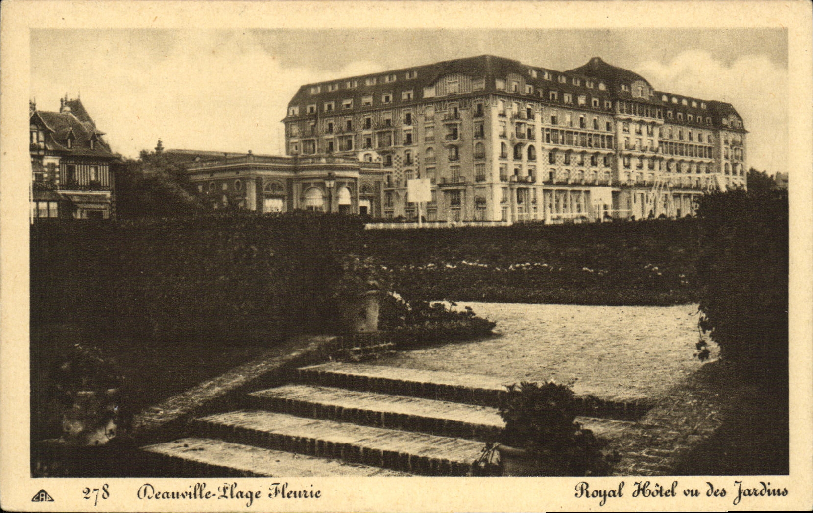 Deauville-Llage Fleurie — Ansicht des Royal Hotels aus den Gärten — Antike Ansichtskarte n°278