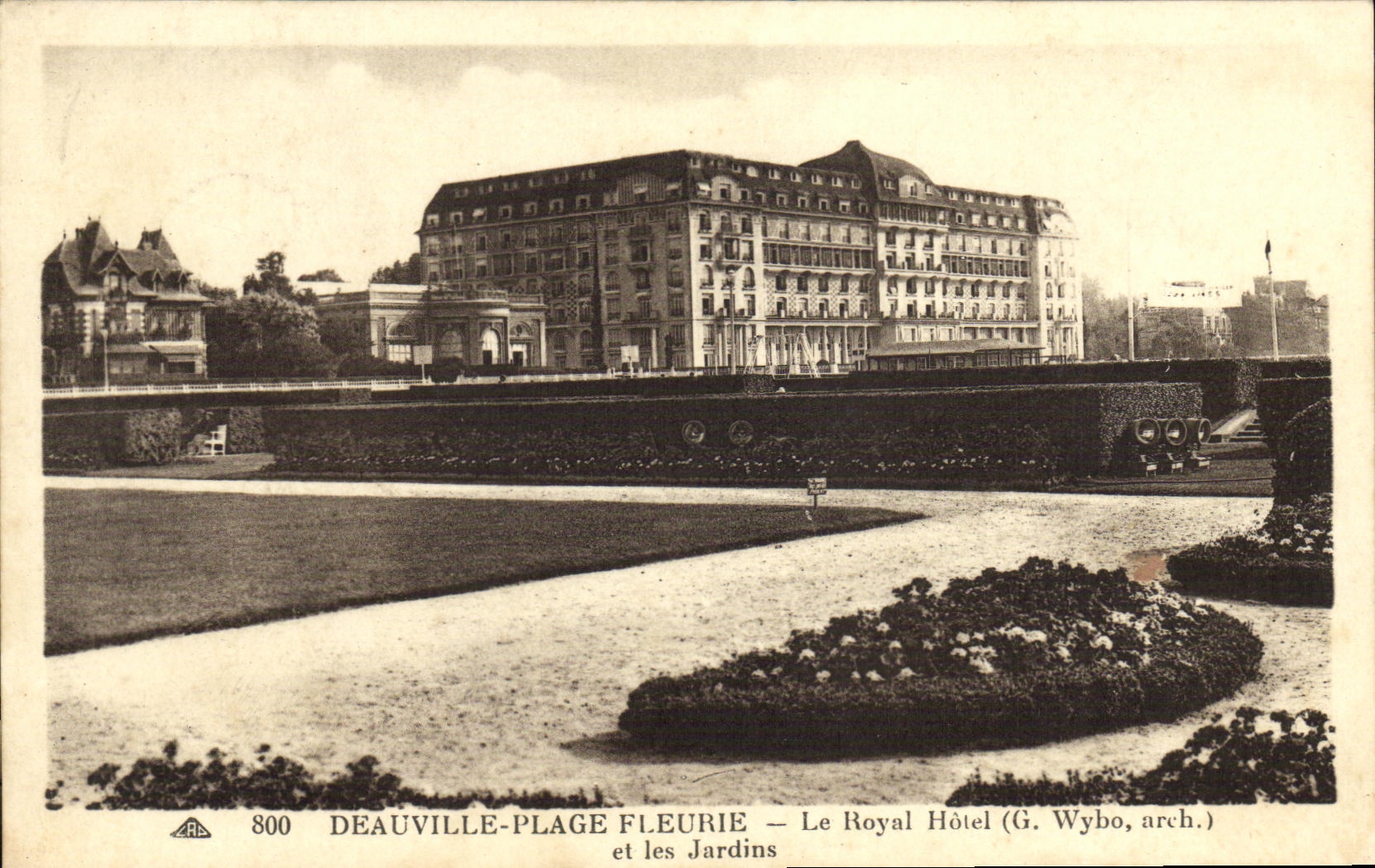 Deauville-Plage Fleurie — Das Royal Hotel (G. Wybo, arch.) und die Gärten