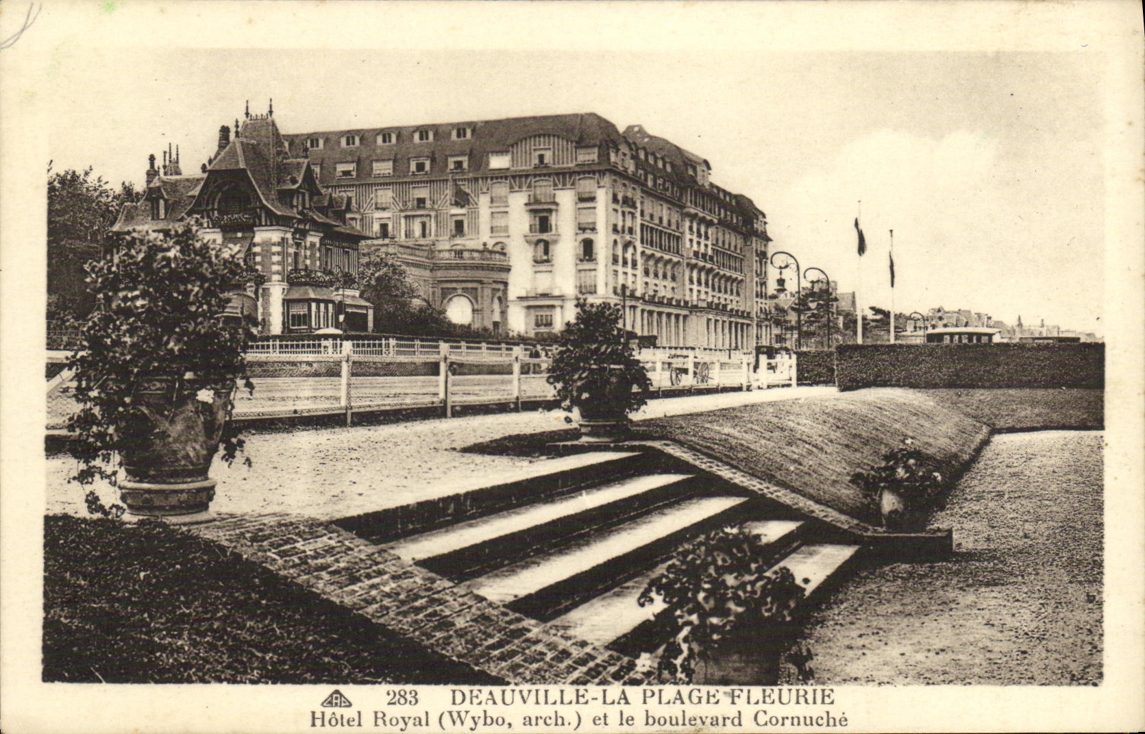 Hôtel Royal (Wybo, arch.) und der Boulevard Cornuché — Deauville-La Plage Fleurie — n° 283