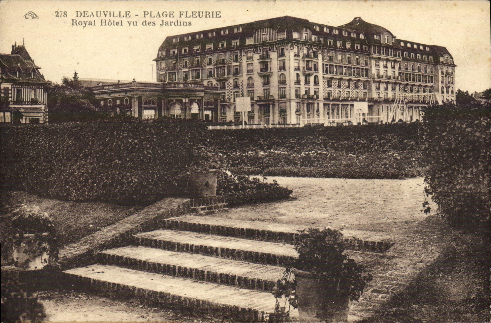 Deauville - Blühende Strände — Royal Hôtel aus den Gärten gesehen — C° Alsace Lumière des Arts Photomécaniques, Straßburg