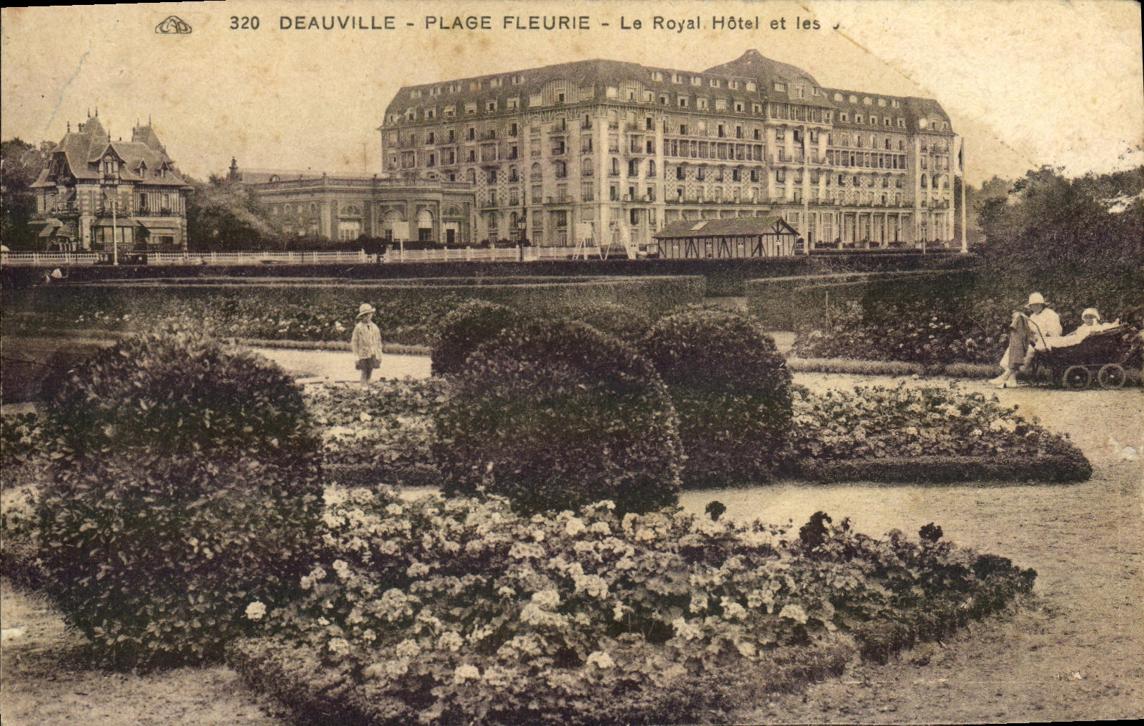 CPA Deauville Plage Fleurie Le Royal Hotel et les jardins