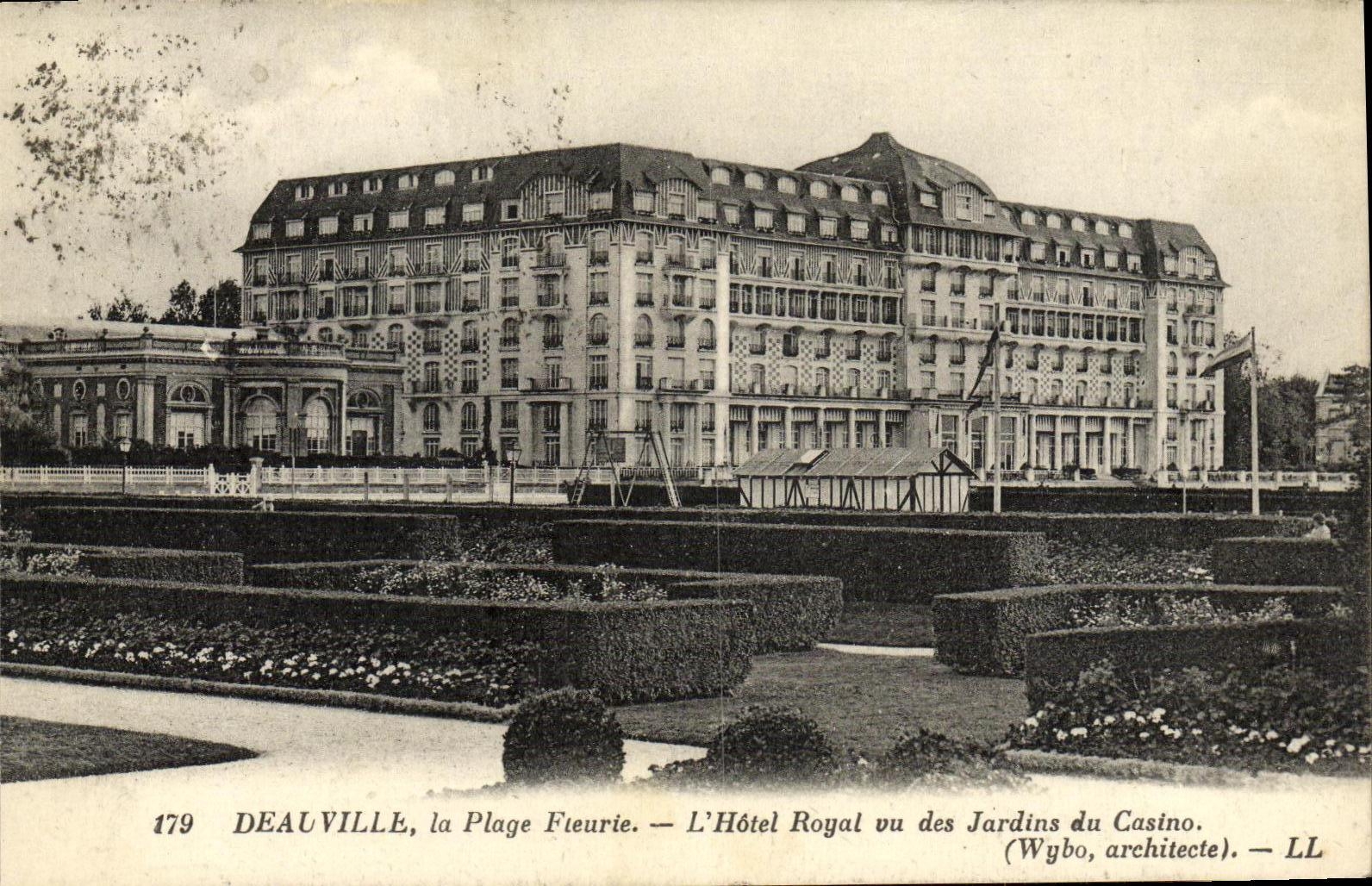 Deauville, la Plage Fleurie — L'Hôtel Royal vu des Jardins du Casino — Wybo, architecte — LL