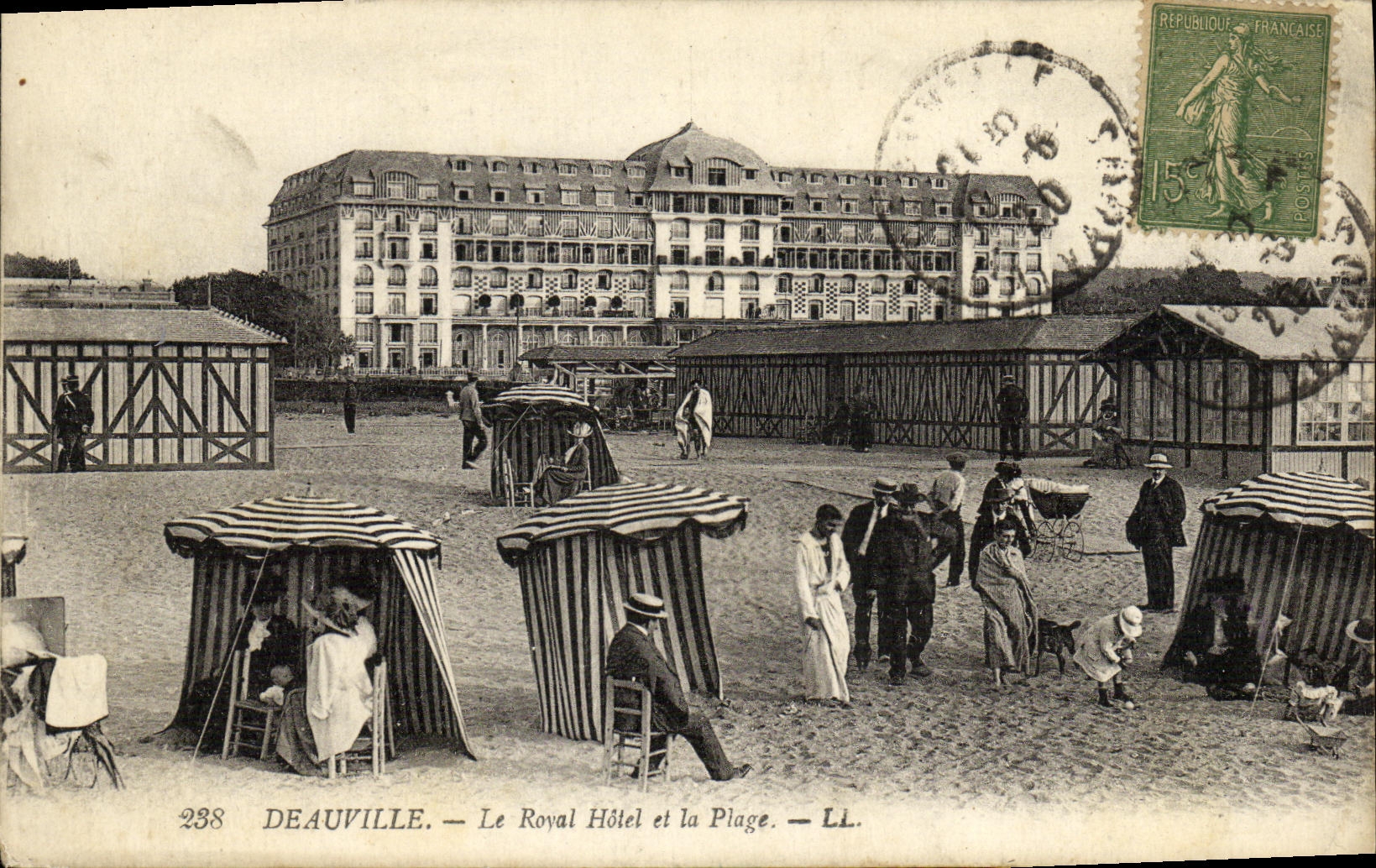 Deauville — Das Royal Hotel und der Strand — LL. — n°238