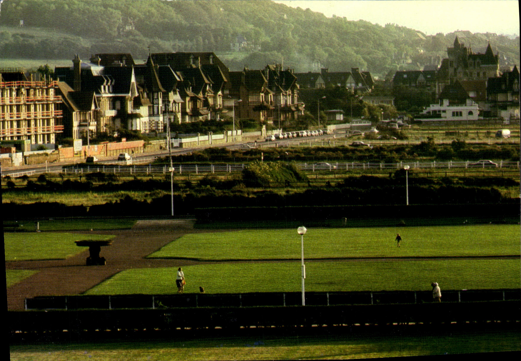 CPM Deauville Les Jardins