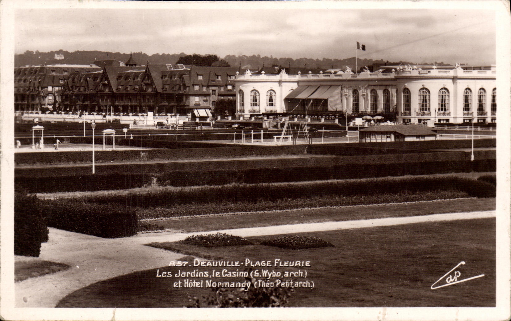 Deauville-Strand in Blüte — Die Gärten, das Casino (G. Wybo, arch.) und Hotel Normandy (Théo Petit, arch.)