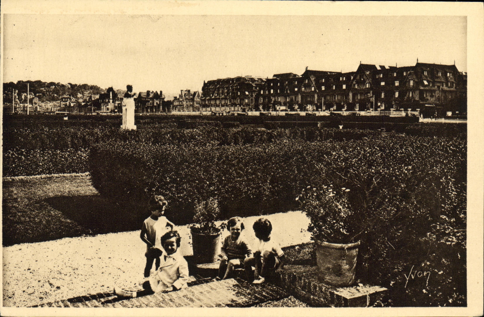 Les Jardins vers le Normandy — Deauville (Calvados) — Éditions d'Art YVON