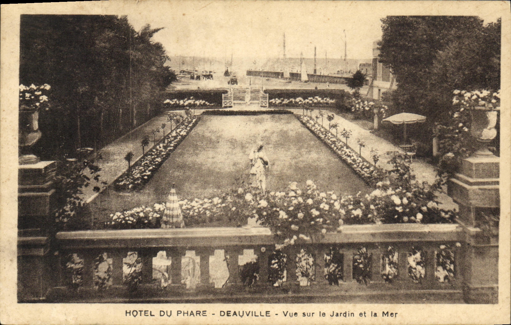 Hotel du Phare - Deauville - Ansicht des Gartens und des Meeres