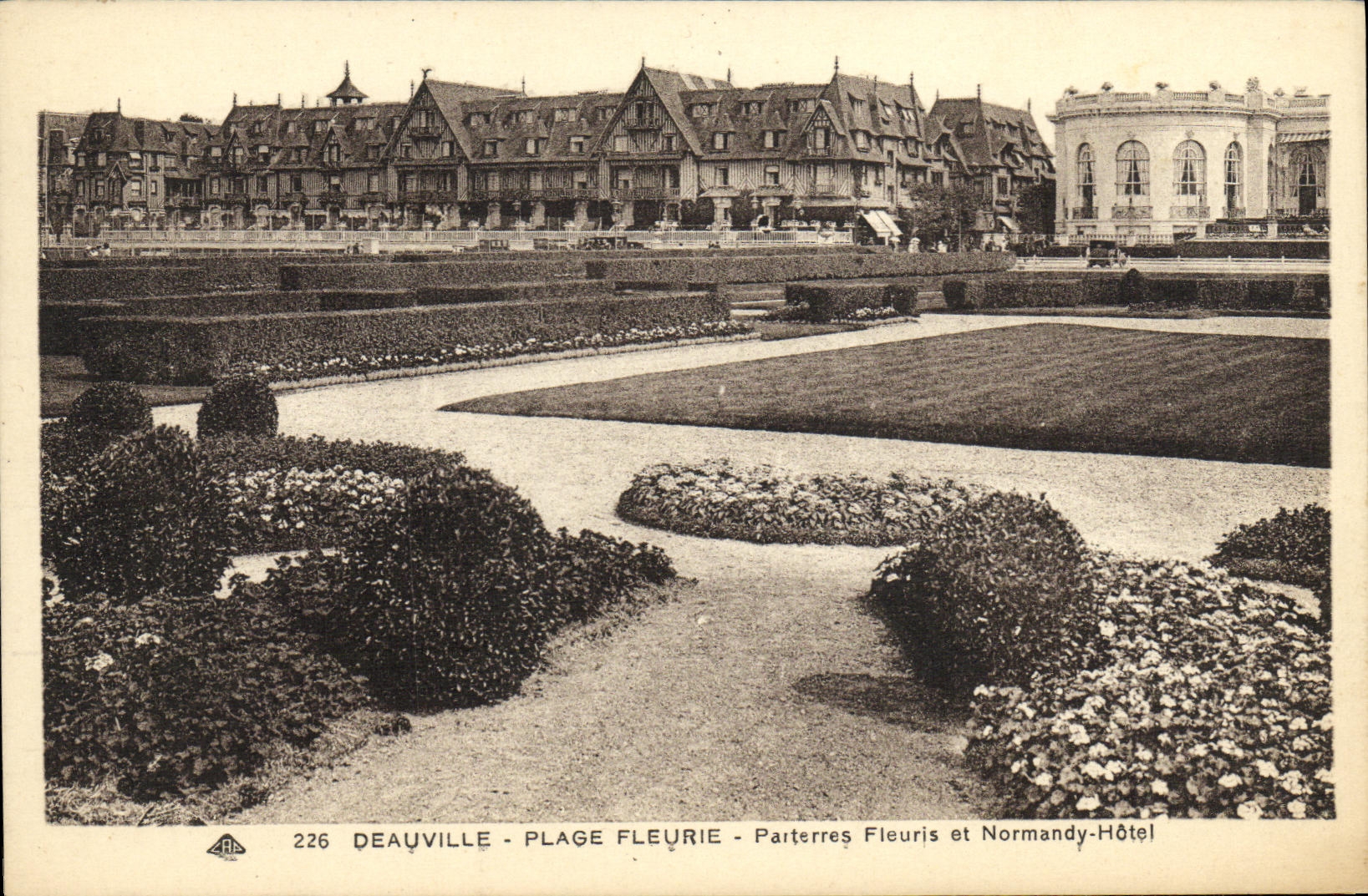 Deauville - Blütenstrand - Blütenbeete und Normandy-Hotel