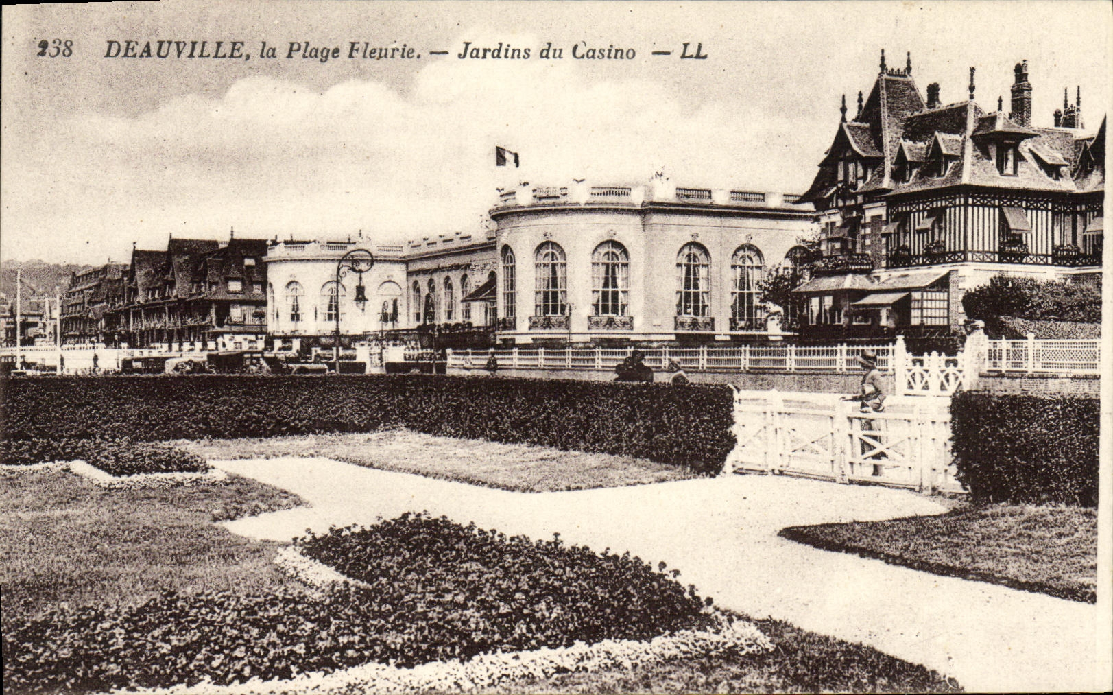 Deauville, la Plage Fleurie — Jardins du Casino — LL