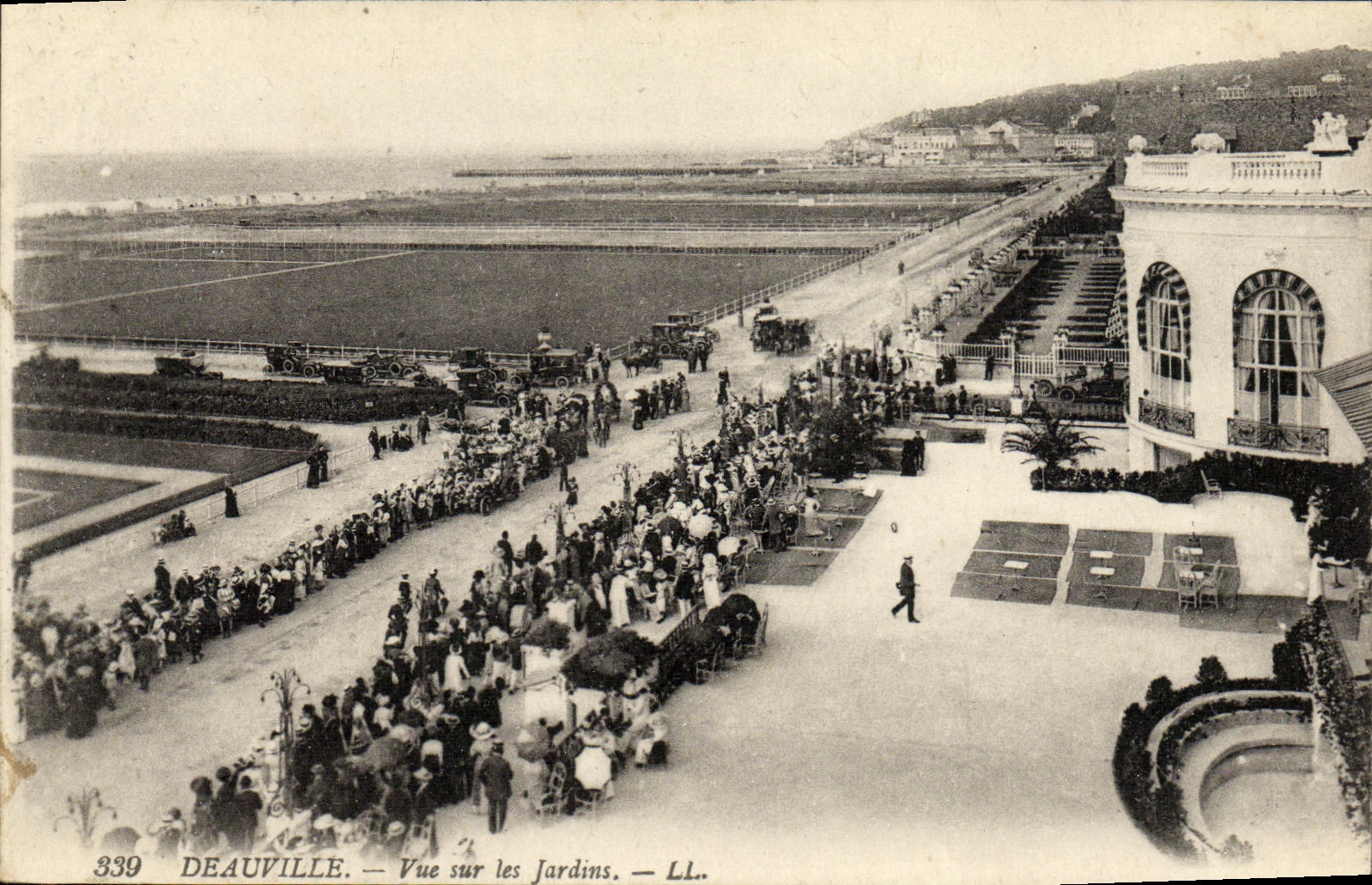 Deauville — Vue sur les Jardins — LL. — n° 339