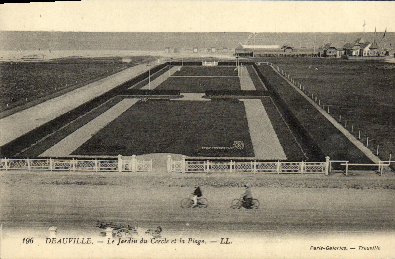 Deauville — Le Jardin du Cercle et la Plage — Paris-Galeries — Trouville