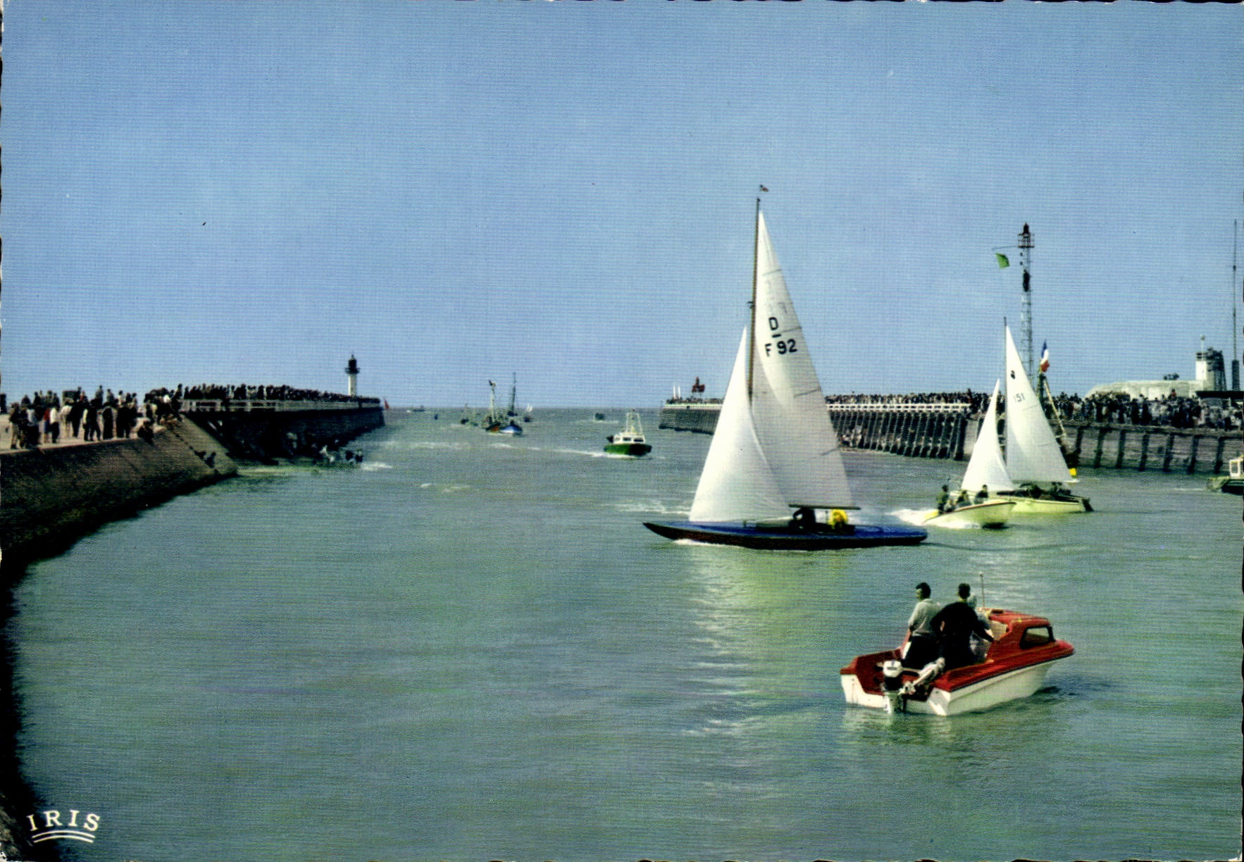 Deauville-Trouville — Voiliers sortant du Port et les Deux Jetées — IRIS