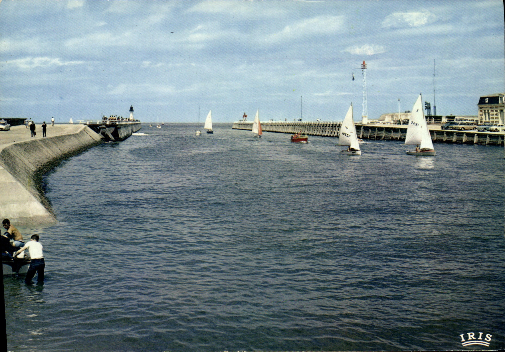 CPM Deauville Trouville Les Jetees et les Voiliers Bateaux