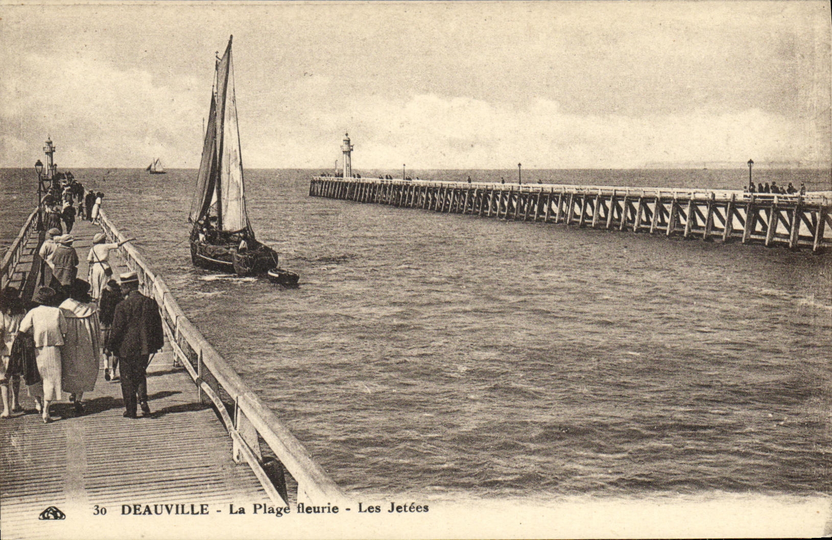 CPA Deauville La Plage Fleurie Les Jetees Bateaux