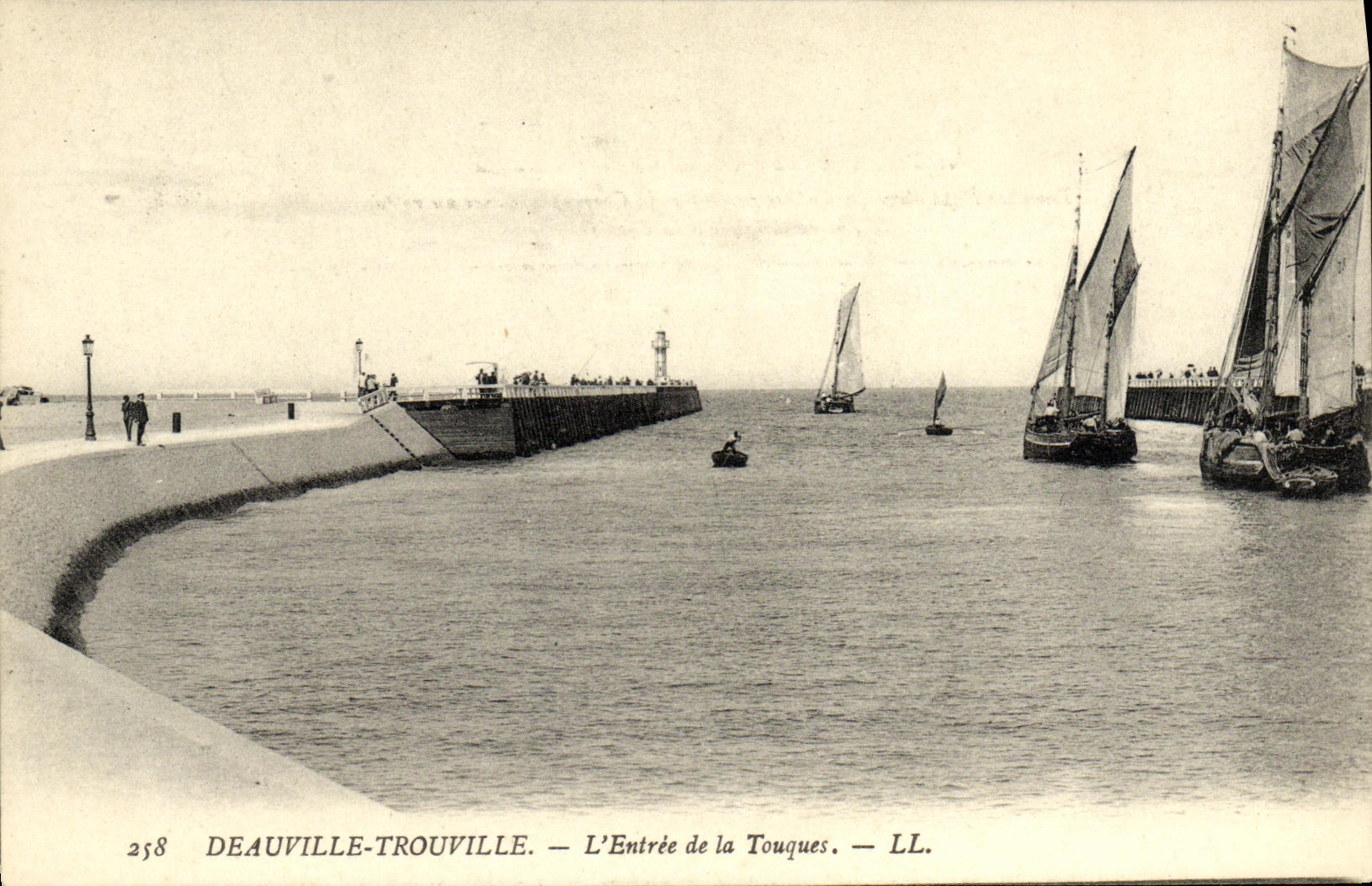 Deauville-Trouville — L'Entrée de la Touques — LL. n°258