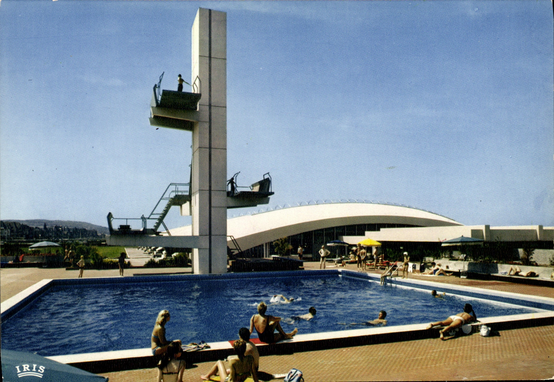 CPM Deauville Plage fleurie Le Plongeoir de la Piscine Olympique 