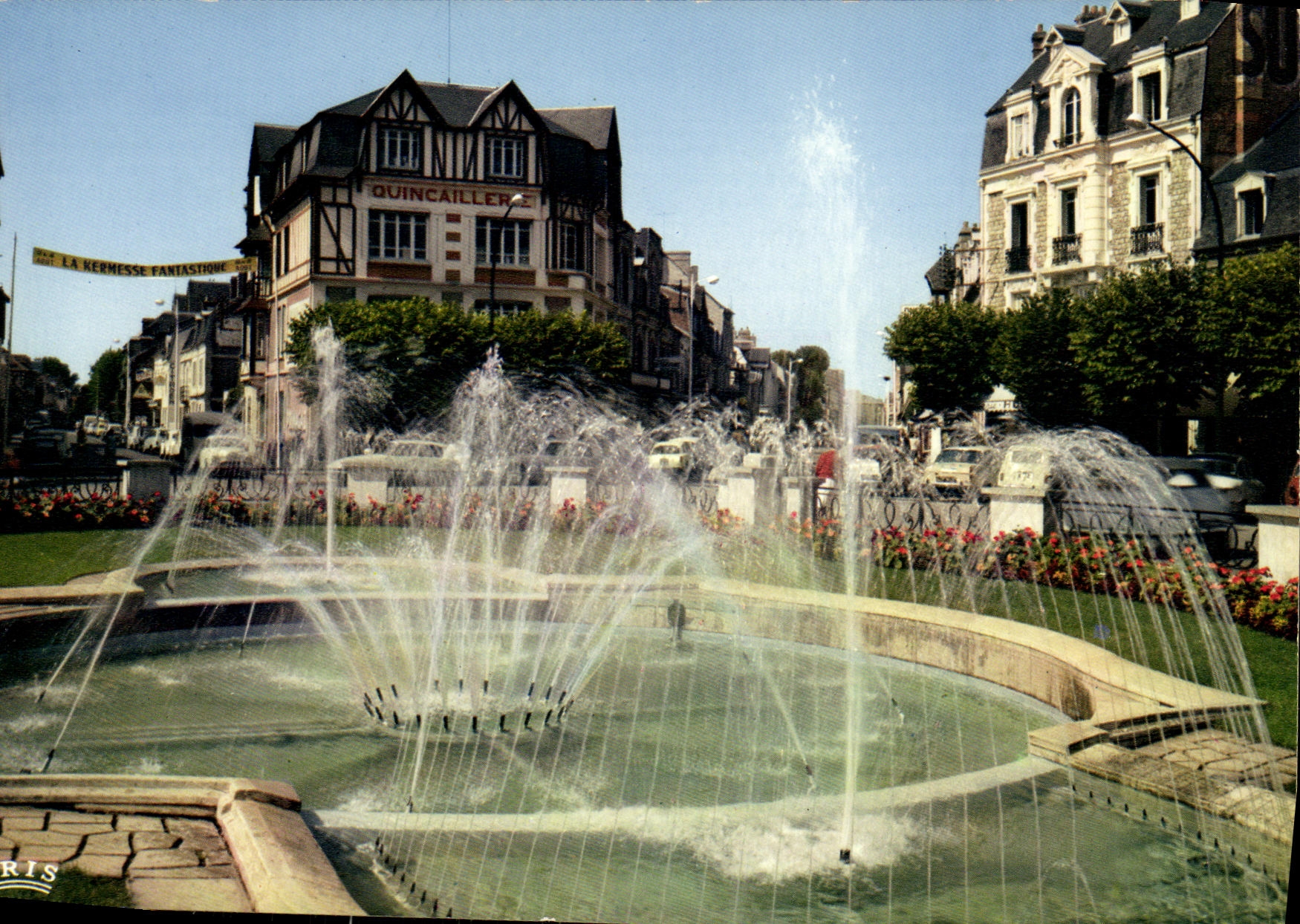 CPM Deauville Plage Fleurie Les jets d eau de la Place de Morny 