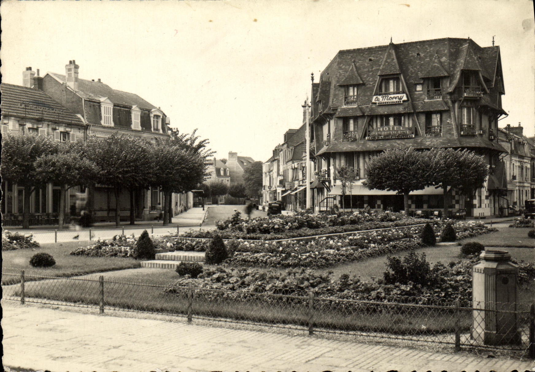 La Place Morny — Deauville (Calvados) — Éditeur G. D. Paris, n°31
