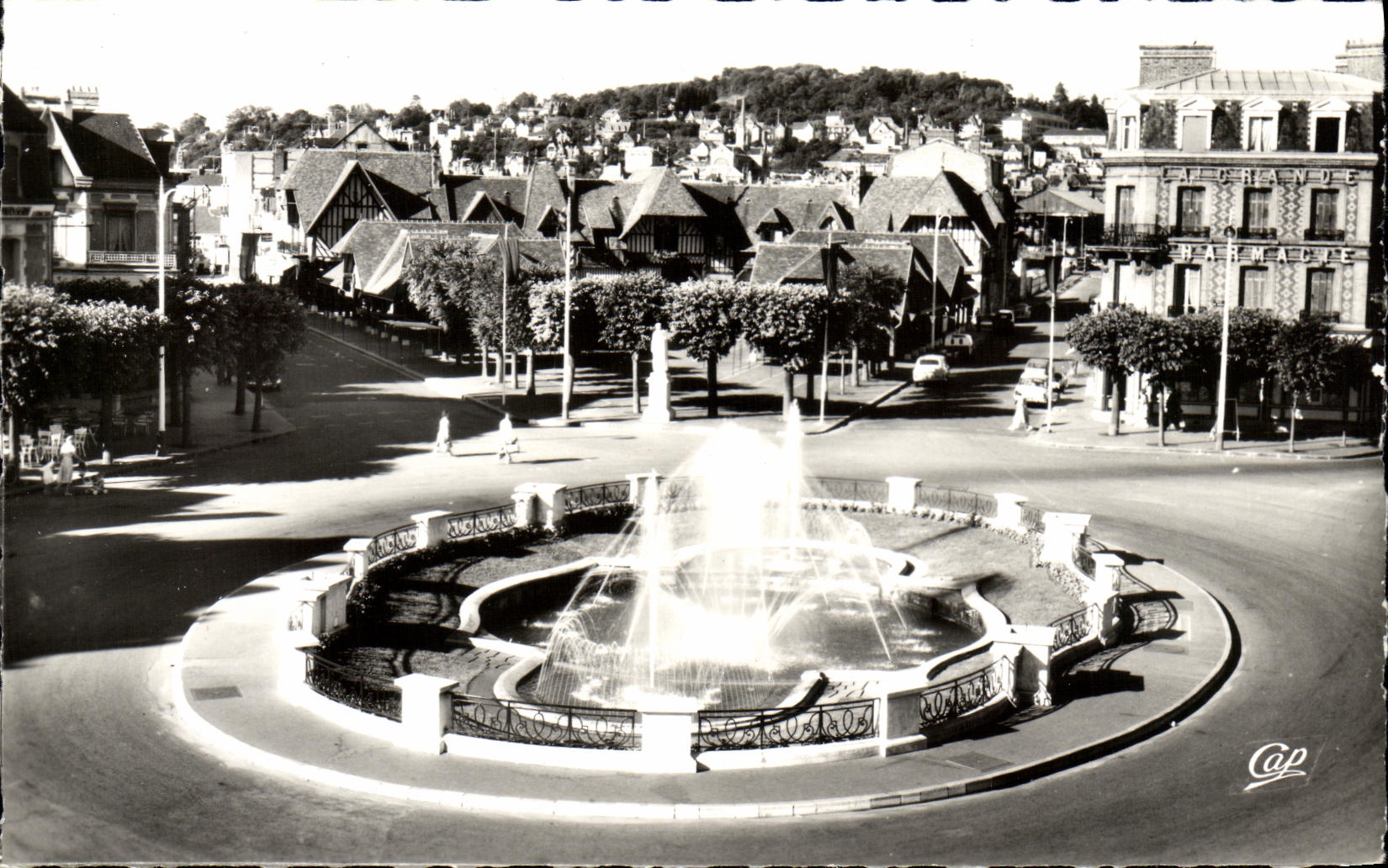 Deauville - Place Fleurie — La Statue du Duc de Morny — C.A.P. n°2268