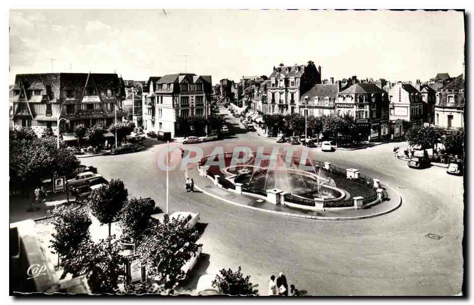 Deauville - Place de Morny — Ansicht des Platzes mit Brunnen und Gebäuden — Réal-Photo, n°2239