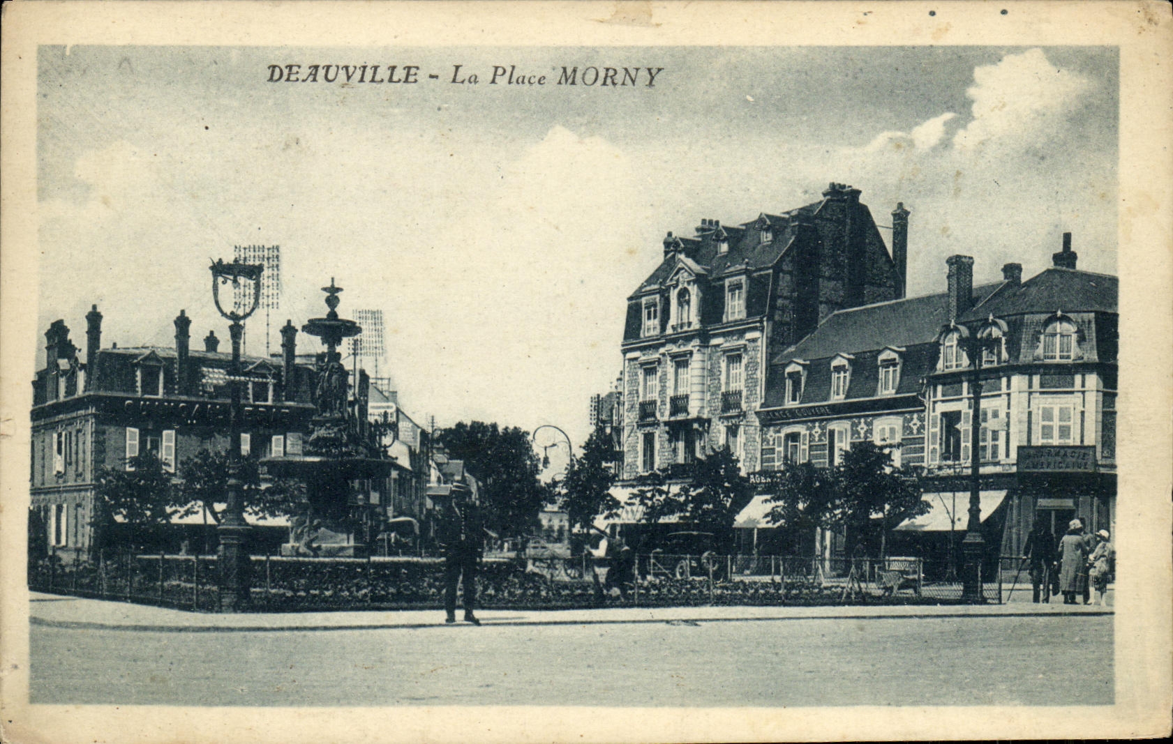 Deauville - La Place Morny — vue de la place avec fontaine et bâtiments — Phototypie J. Combier, 4, Rue Agut - Macon