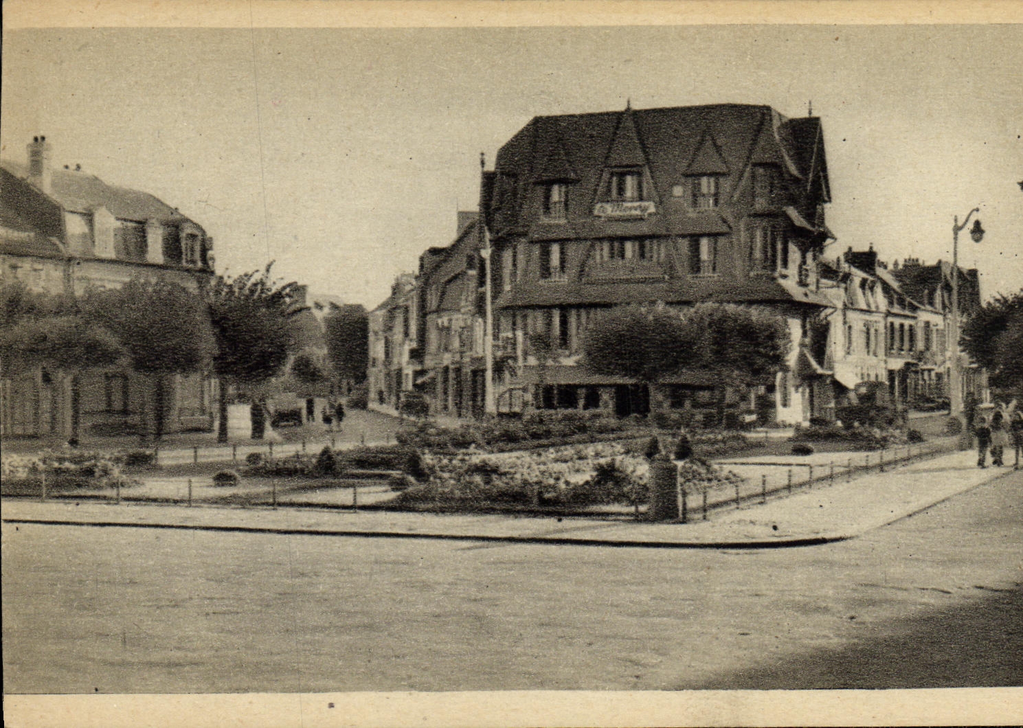 Place Morny — Deauville-Plage Fleurie — C.H. des Arts Photomécaniques