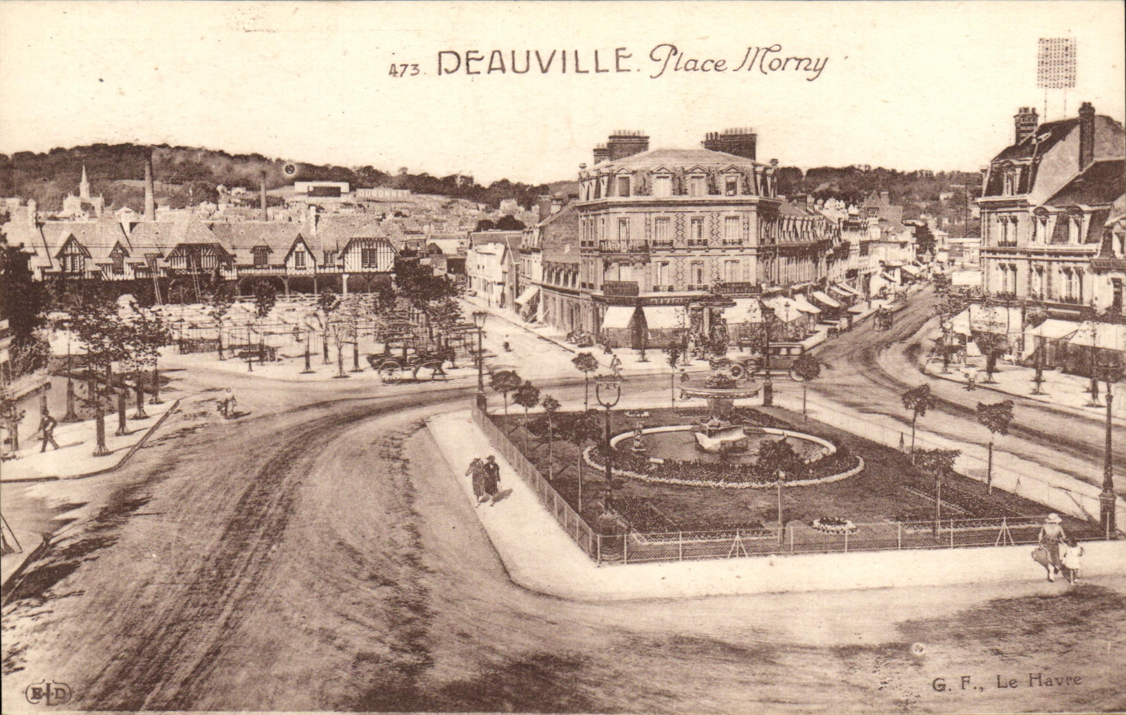 Deauville. Place Morny — vue panoramique avec fontaine et bâtiments — G.F. Le Havre, n°473