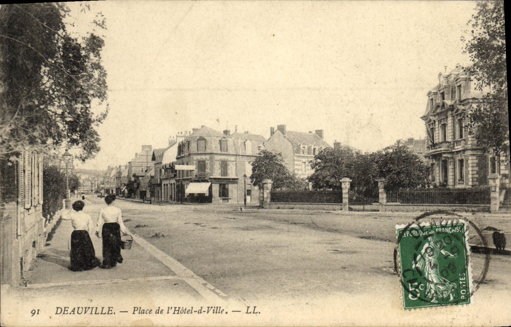 Deauville — Place de l'Hôtel-de-Ville — LL.