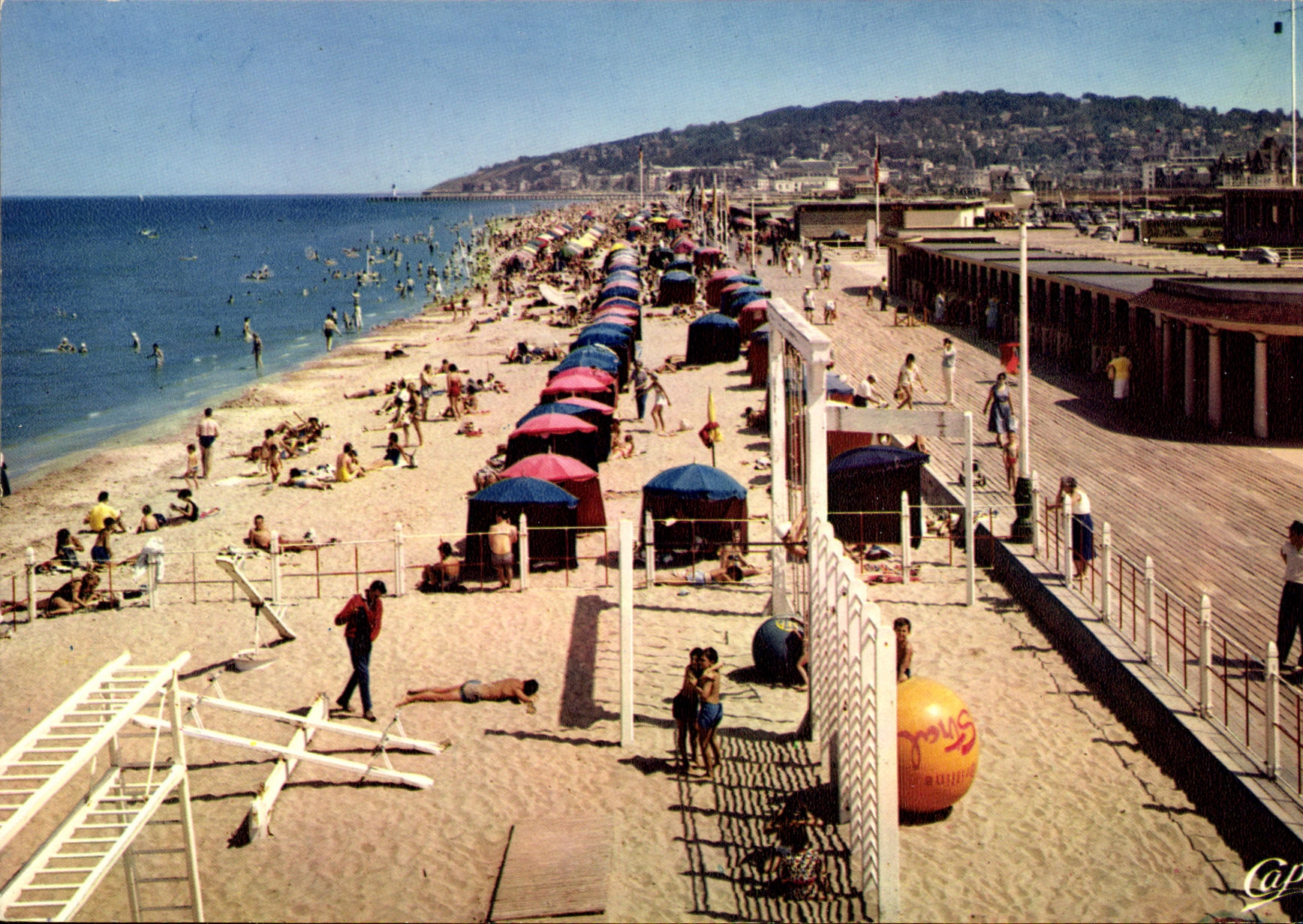 Deauville — Vue d'ensemble de la plage — Lumicad