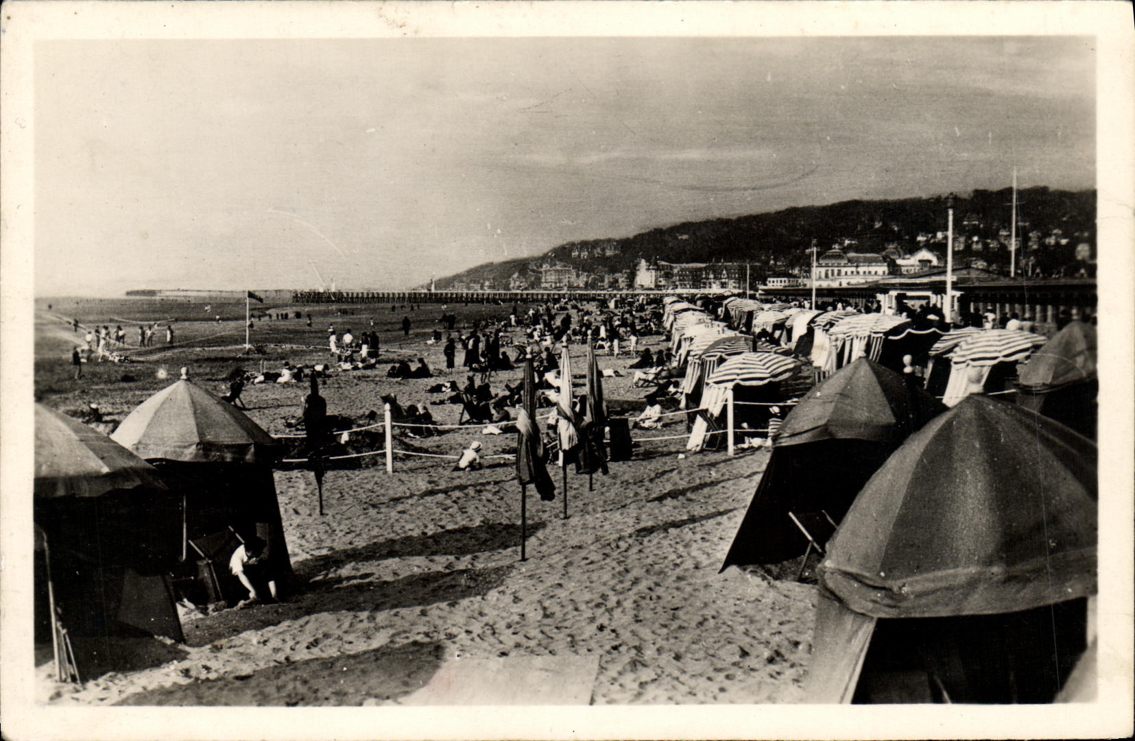 Deauville — Vue de Plage — Edition « LA CICOGNE »