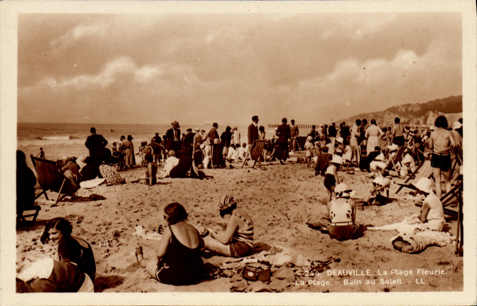 Deauville, La Plage Fleurie — Bain au Soleil — LL, n°244