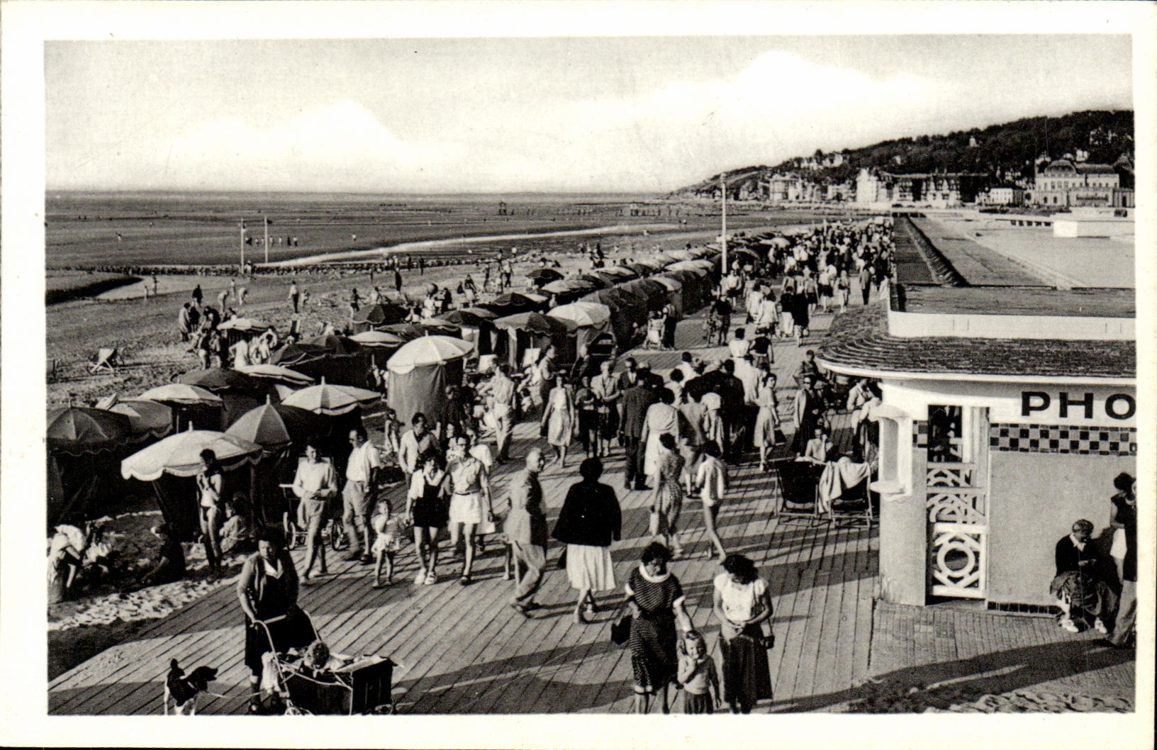 Deauville — La Plage et la Promenade — éditeur AP.104