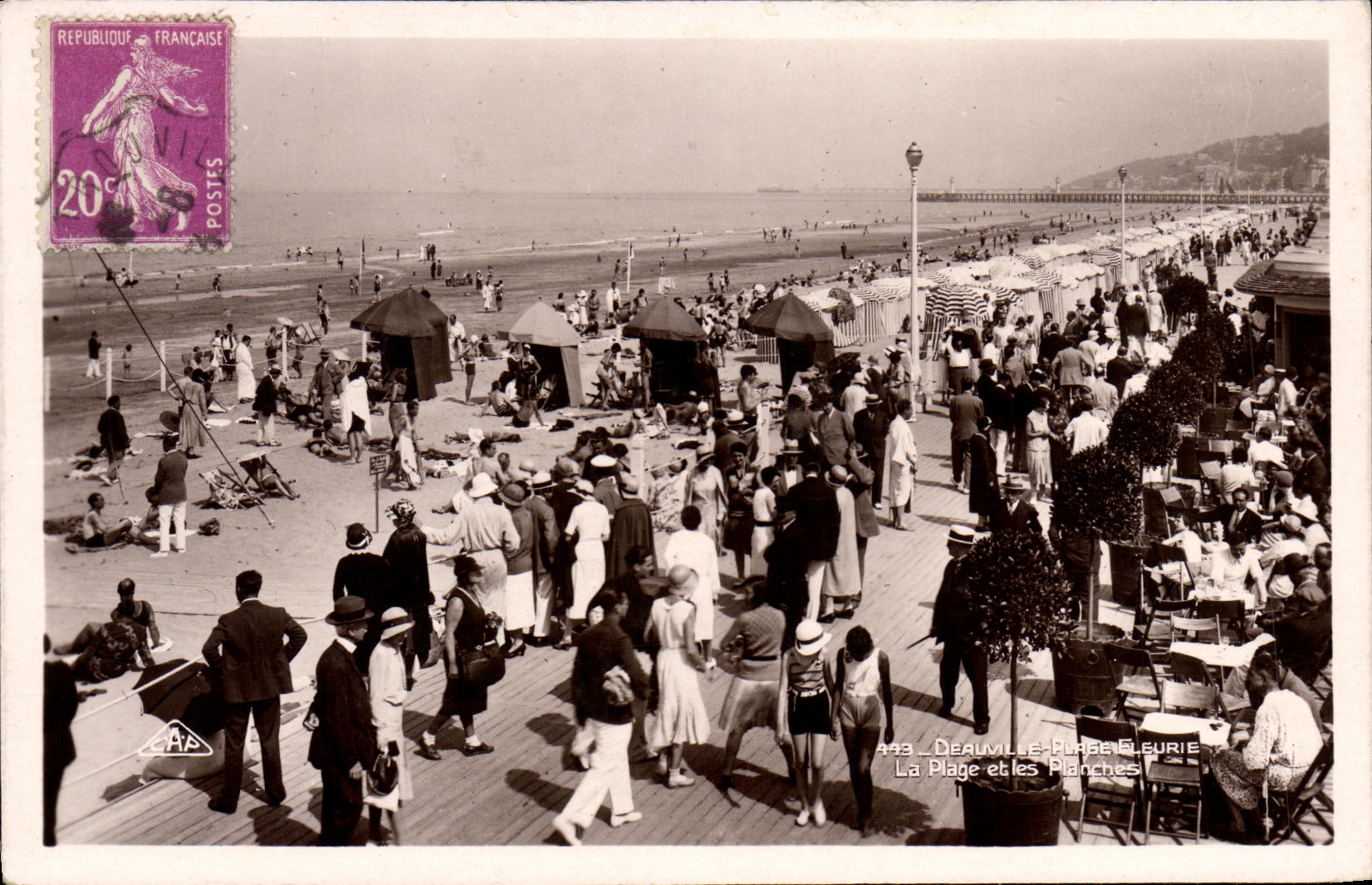 Deauville - La Plage et les Planches — CPA n°443 — éditeur 'Real-Photo' G.A.P. Strasbourg