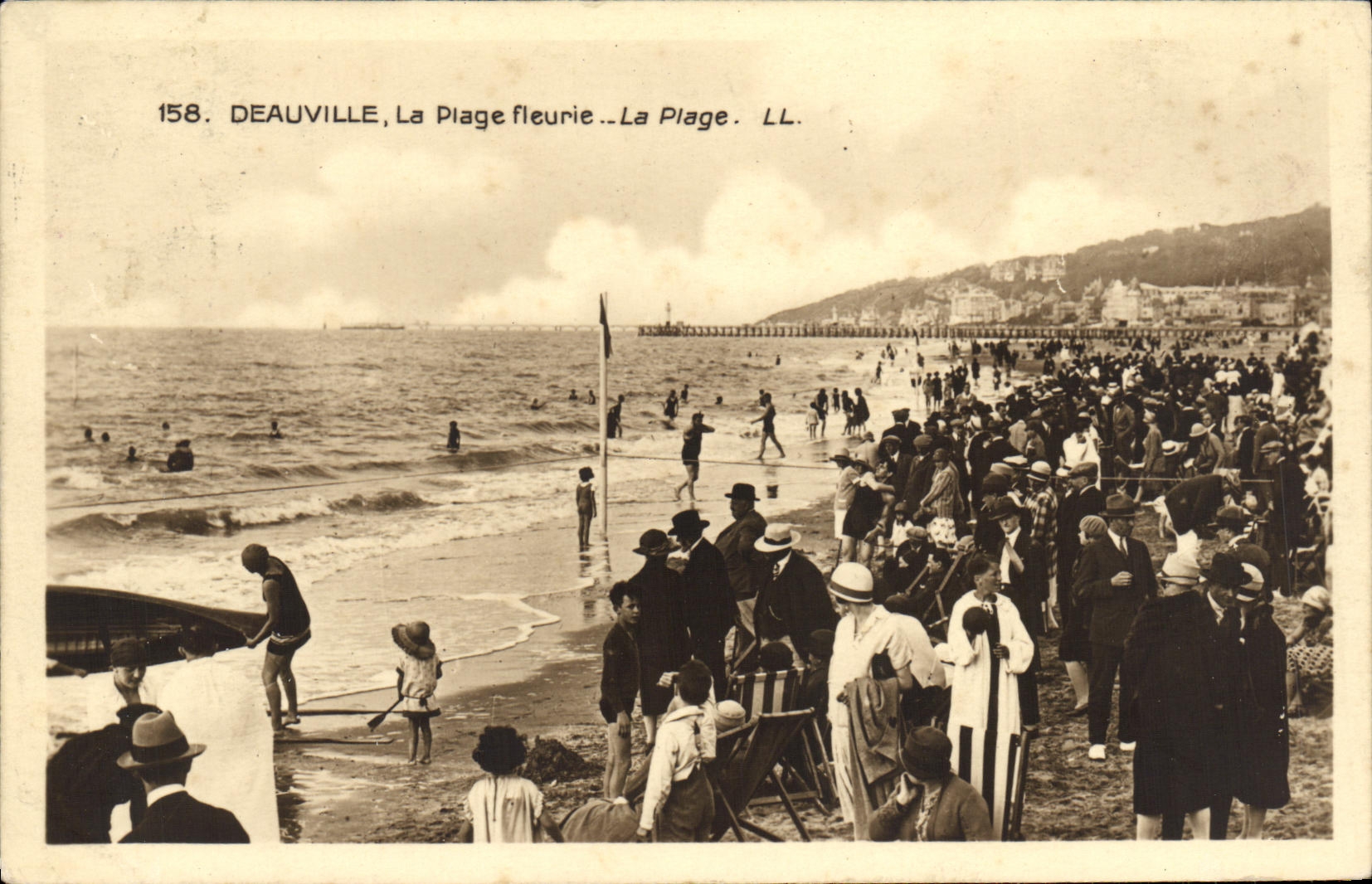 Deauville, La Plage fleurie — LL. — n° 158